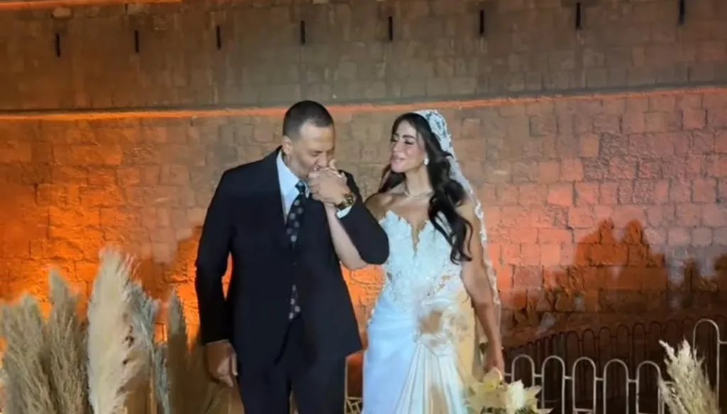 ماجد المصري يبكي في زفاف ابنته الملاكمة... فستانها من توقيع زوجة أبيها (فيديو)