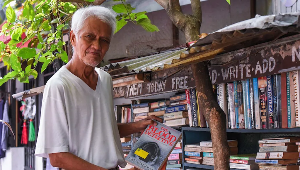 تقاعَدَ فَعَقَدَ بيته مكتبة عامة (1)