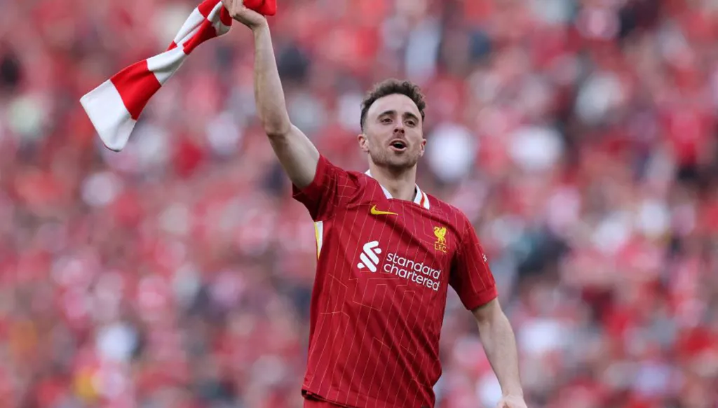 مارتينيز يعلن انتقال قميص جوتا إلى نيفيز تكريماً لذكراه