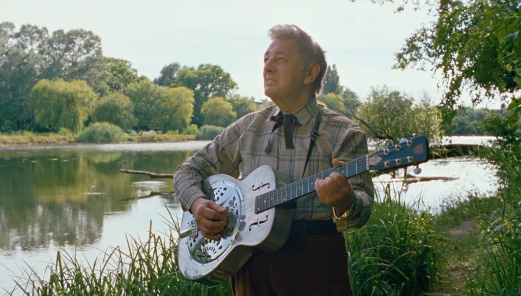 "الرجل الأكثر وحدةً في المدينة": عن آخر ما تبقّى