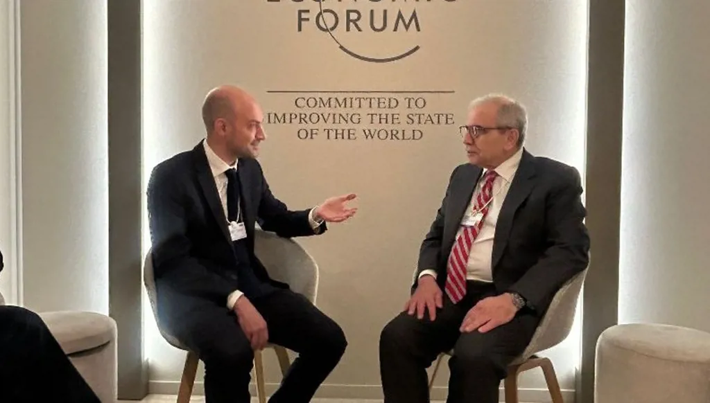 لقاء بين سلام وبارو في دافوس: بحث بالتحضيرات لمؤتمر دعم الجيش اللبناني