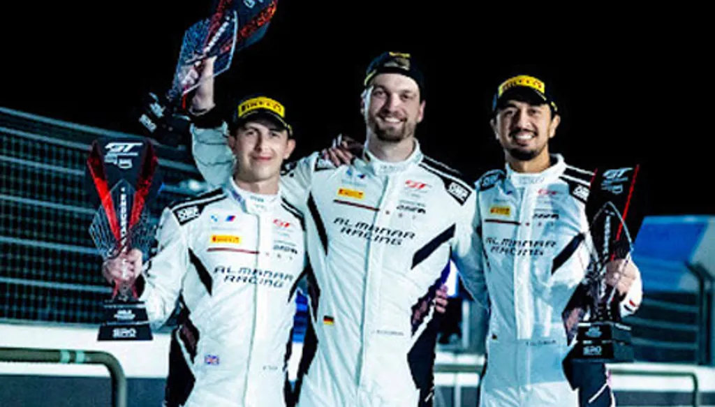 فريق "المنار للسباقات" على المنصة في "تحدي جي تي العالمي"