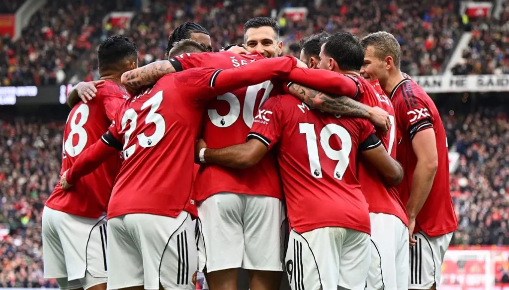 تقارير إعلامية: مستثمرون إماراتيون يطلبون دعم بيكهام لحسم شراء مانشستر يونايتد