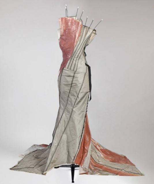 فستان من تصميم غاليانو، مصنوع من حرير مرسوم يدوياً، من مجموعة المشرّدون، لربيع/صيف 2000، بيع بسعر 663 ألف يورو (Vanity Fair)