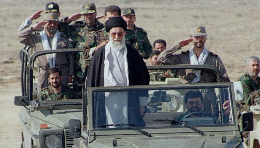 يواجه أخطر أزمة منذ 36 سنة... كيف تحوّل خامنئي من رئيس ضعيف إلى أقوى خمسة إيرانيين في 100 سنة؟