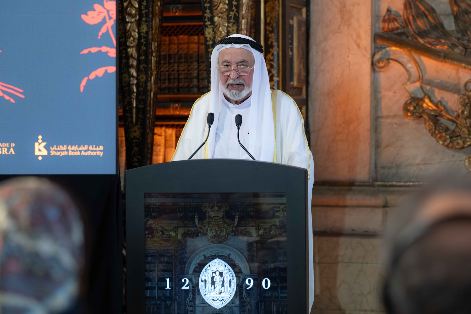 حاكم الشارقة ملقياً كلمته في جامعة كويمبرا البرتغالية.