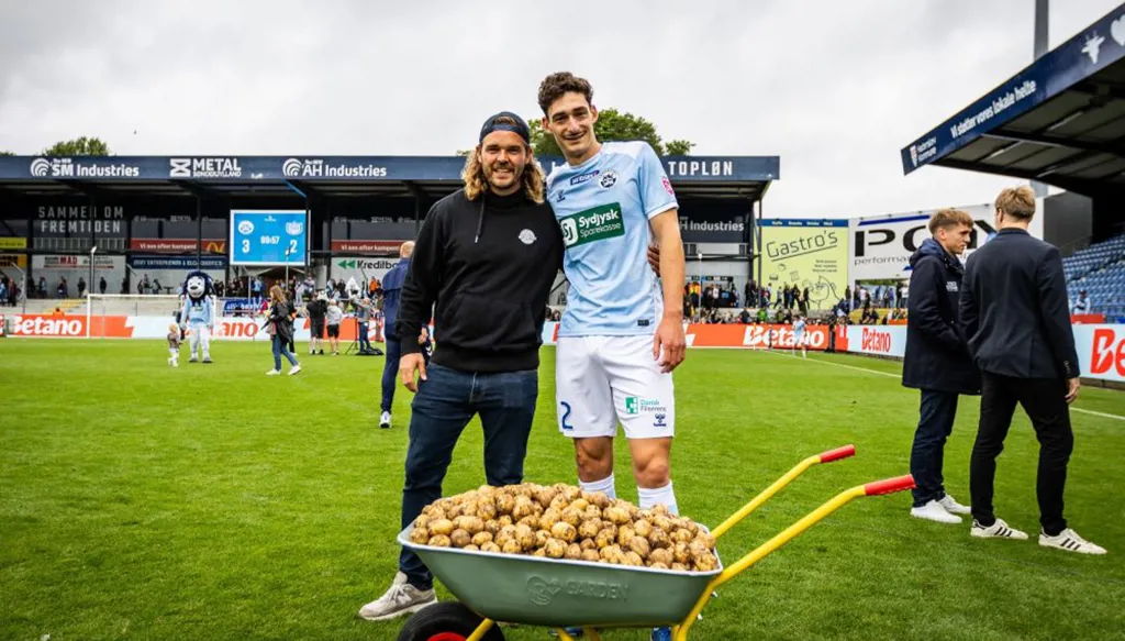 البطاطس بدلاً من الميدالية... أغرب جائزة في الدوري الدنماركي