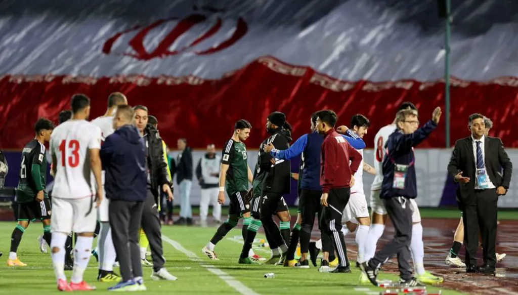 إيقاف مباراة الإمارات وإيران بسبب عطل فني في الإضاءة (فيديو)
