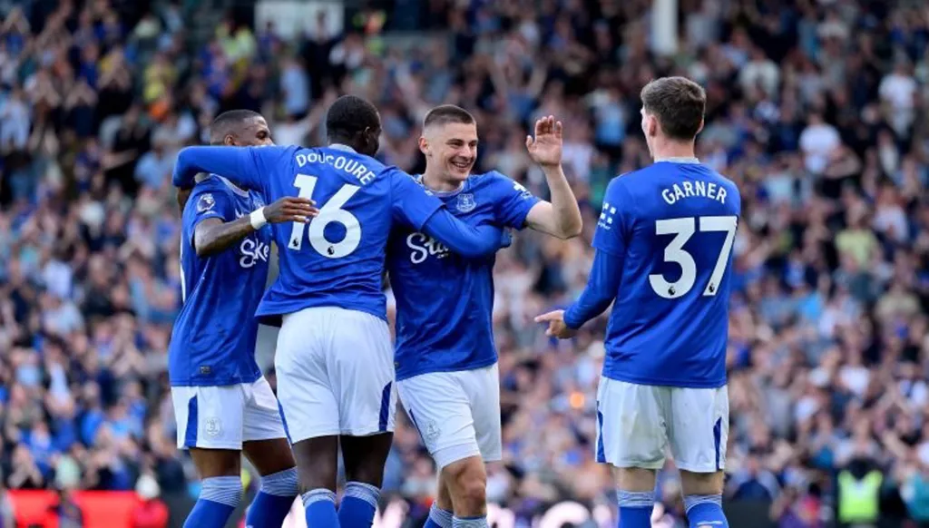 إيفرتون يعزز هجومه بموهبة فرنسية شابة