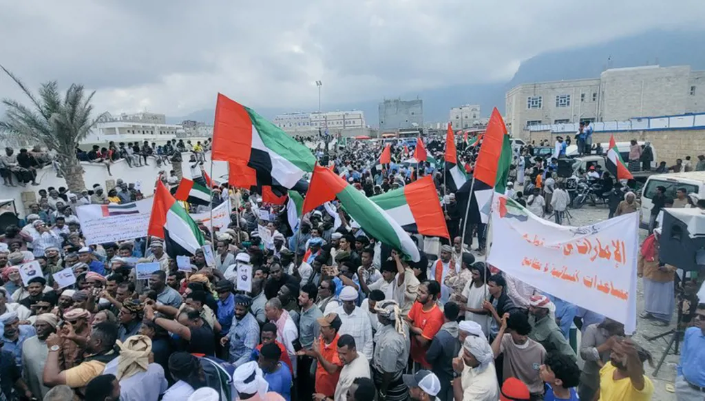 مسيرة في سقطرى تقديراً للدور التنموي للإمارات