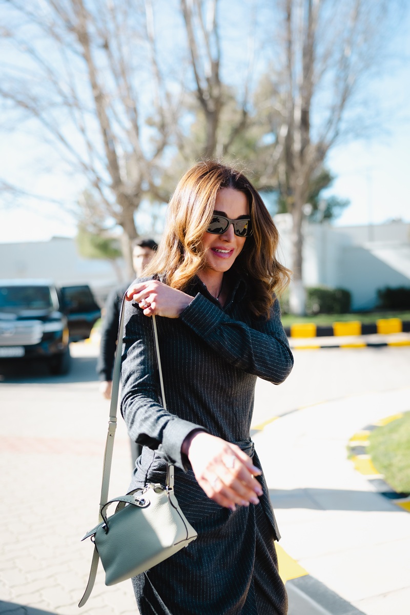 الملكة رانيا بفستان عملي جذب الانظار خلال زيارتها لمصنع شركة أدوية الحكمة في مدينة السلط (المكتب الاعلامي لجلالة الملكة رانيا)