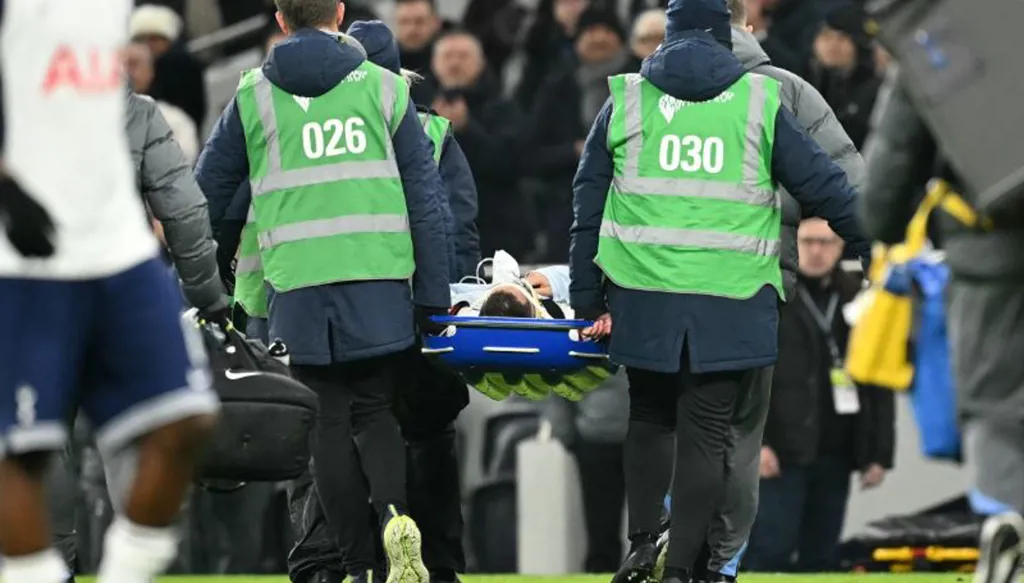 بينتانكور لاعب توتنهام يتعرض لإصابة خطيرة أمام ليفربول (فيديو وصور)