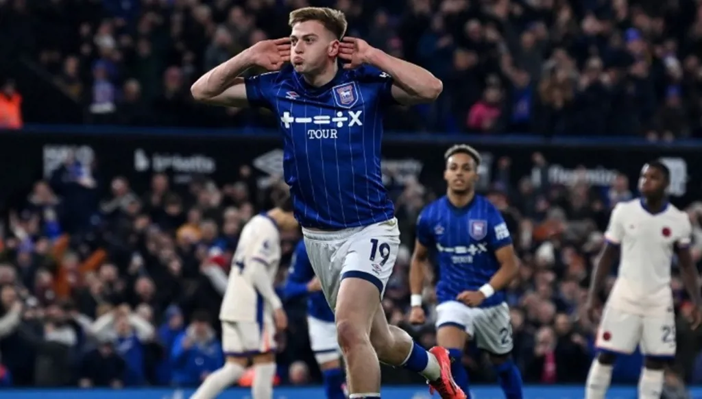 تشيلسي يتلقى هزيمة مفاجئة أمام إيبسويتش بالدوري الإنكليزي (فيديو)