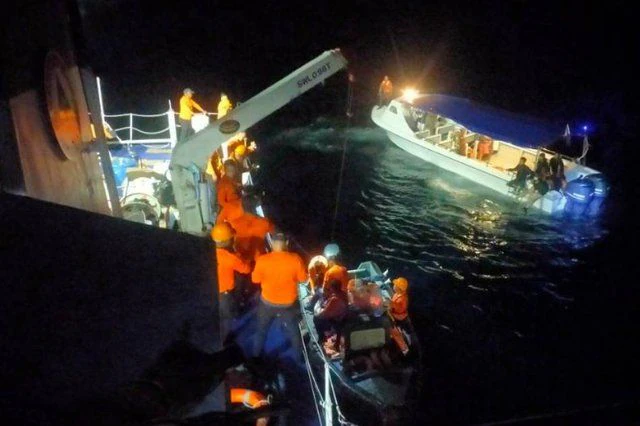 مجموعات الانقاذ في موقع الحادث 