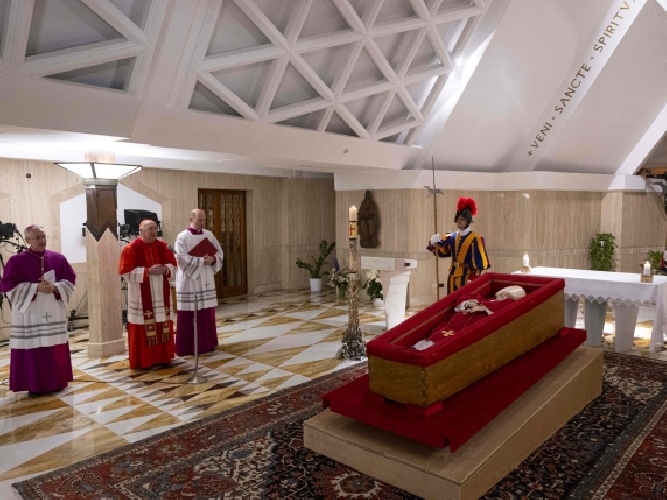 البابا فرنسيس مسجى في نعشه (وكالة إيطالية: ragusanews).