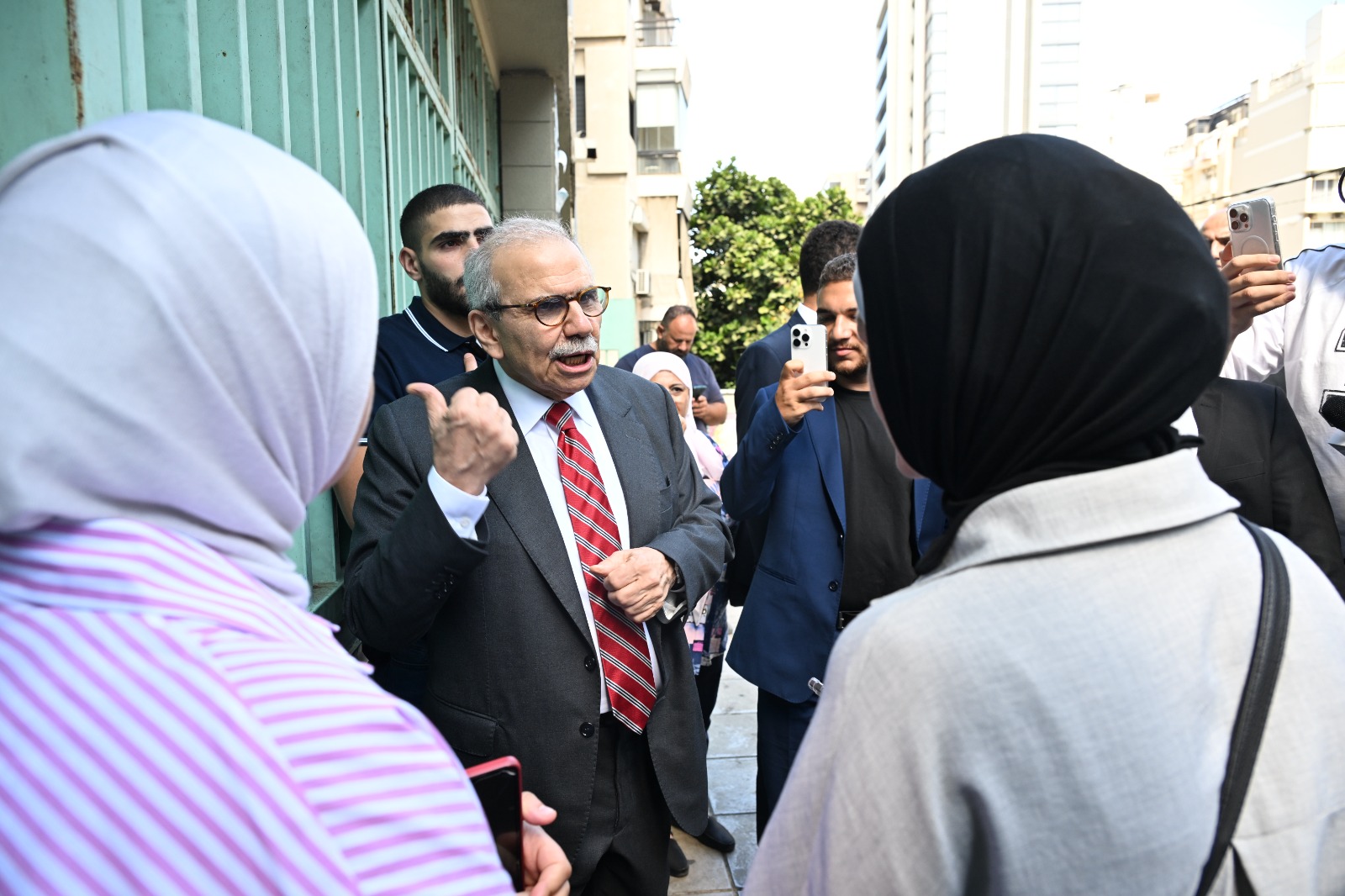 سلام يتفقد الامتحانات في ثانوية شكيب أرسلان في فردان (حسام شبارو).