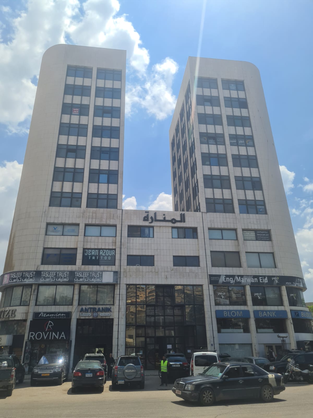 بناية المنارة عند مدخل مدينة زحلة تخلو واجهتها من اي لافتة (تصوير دانييل خياط- النهار).