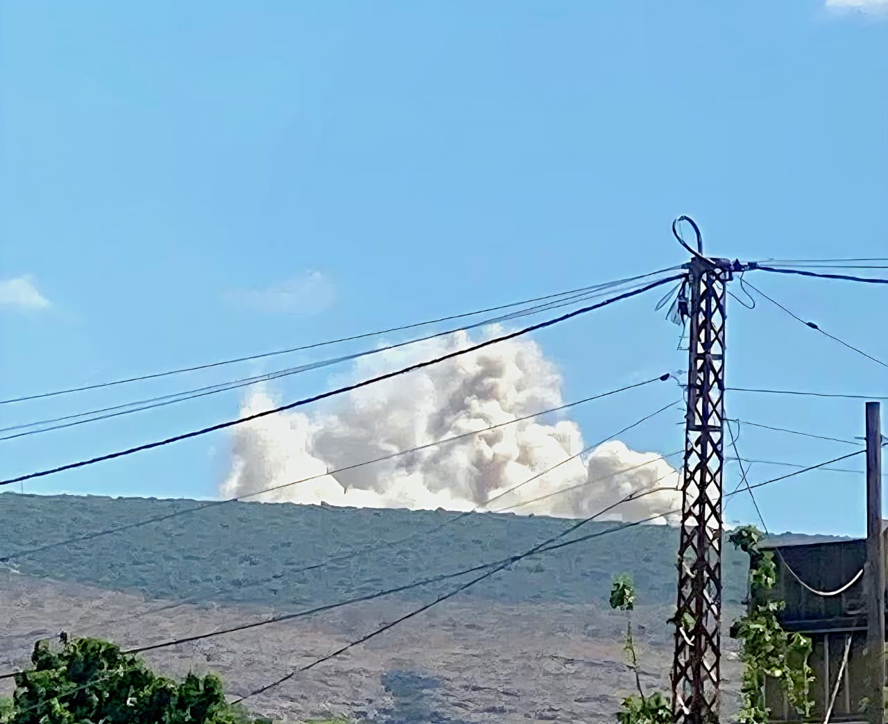 تفجير كبير داخل بلدة مجدل زون جنوب شرقي مدينة صور في جنوب لبنان