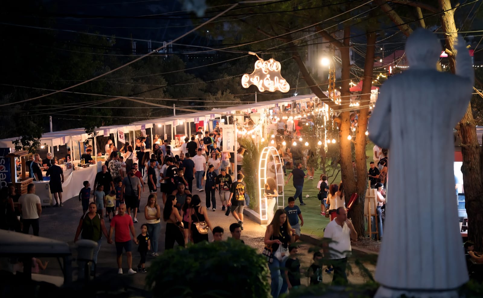 جانب من سوق الحرف والمأكولات.