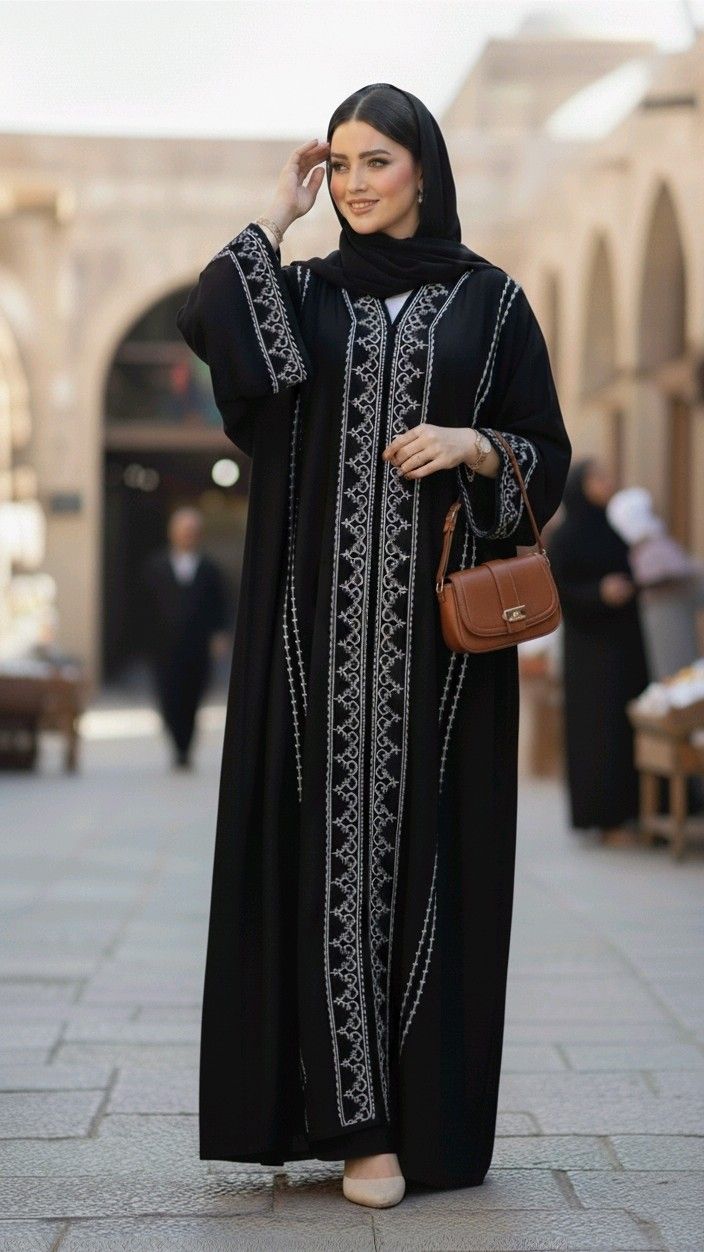 العباية الإماراتية بين الموضة والهوية (Pinterest)