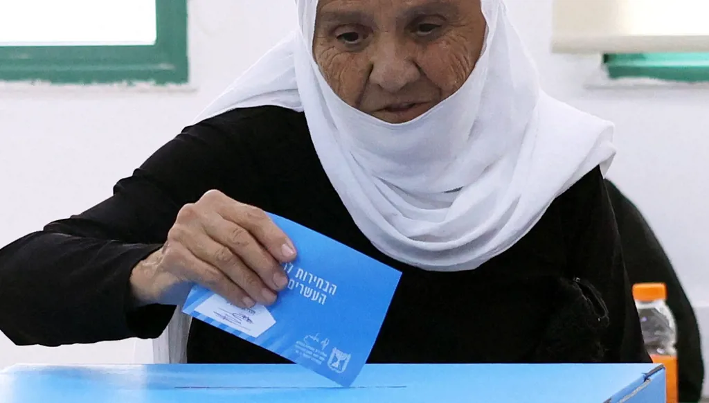 إمرأة تُدلي بصوتها في الانتخابات الإسرائيلية (أ ف ب).