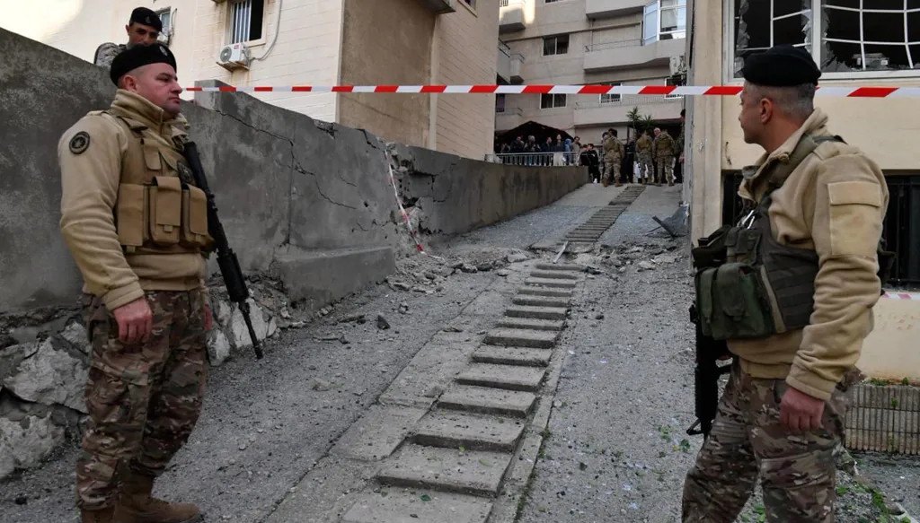 غارات مستمرة على الضاحية والجنوب… وتداعيات صاروخ كسروان وسحب اعتماد السفير الإيراني تتصاعد