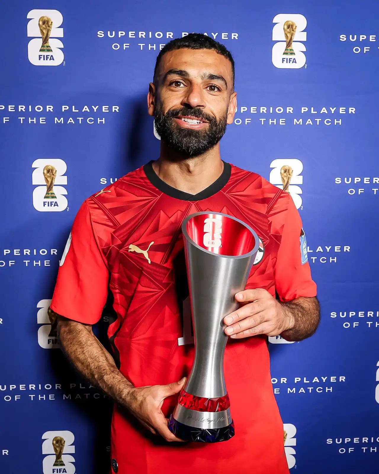 محمد صلاح مع الجائزة. (إكس)