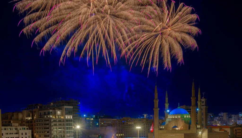 بالفيديو- بلدية بيروت أضاءت هلال وفانوس رمضان في ساحة الشهداء