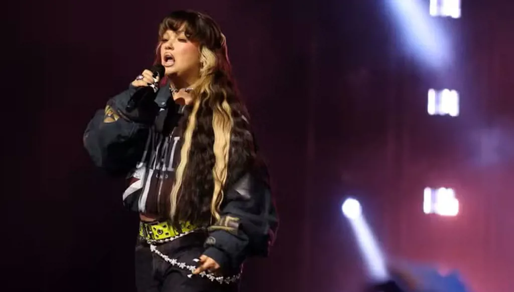 الفنانة البريطانية لولا يونغ تنهار على المسرح في نيويورك (فيديو)