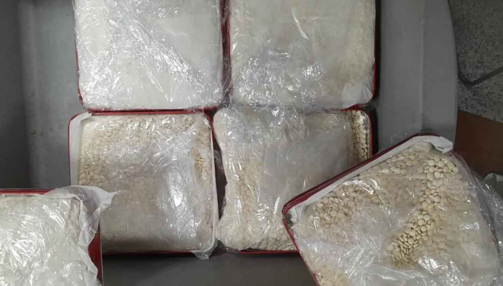 كبتاغون داخل علب للحلويات في مطار بيروت... توقيف امرأة متورطة!