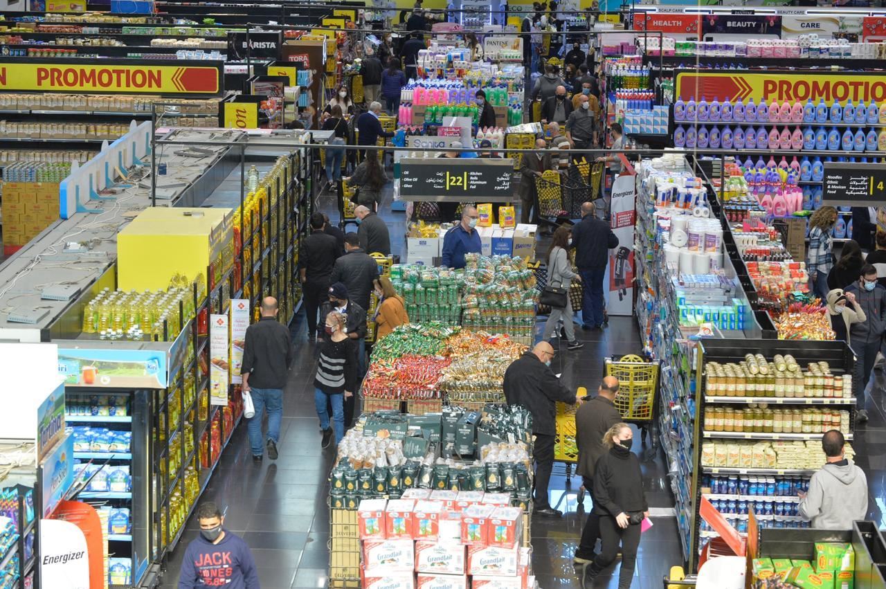 مشهد في السوبرماركت (