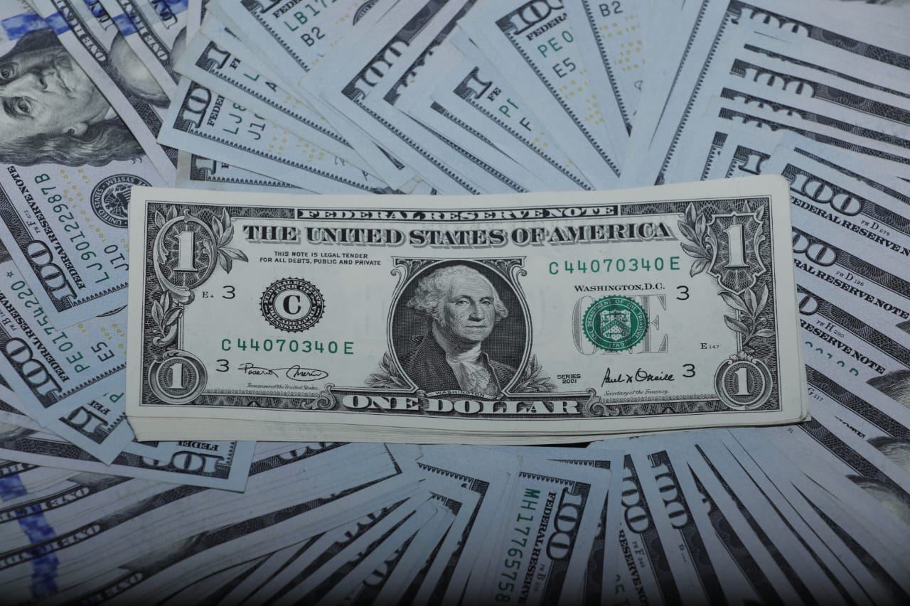 دولار السوق السوداء عند مستوياته المرتفعة... كم بلغ اليوم؟