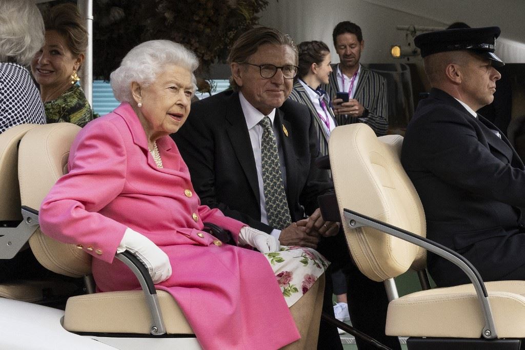 أحدث ظهور لها... الملكة إليزابيث تزور معرض تشيلسي للزهور (صور)