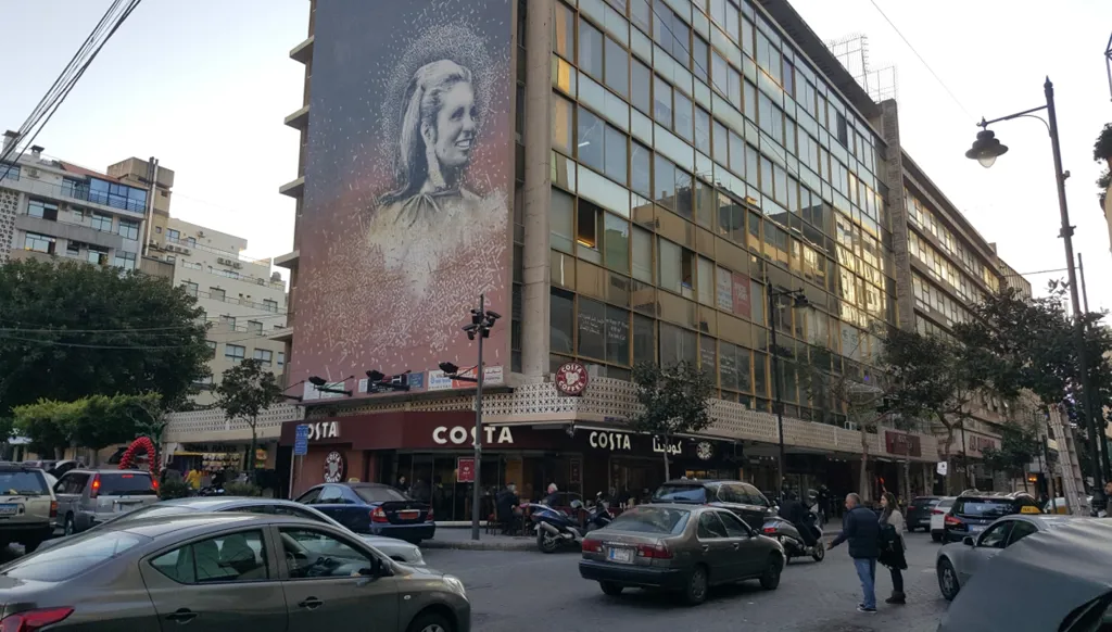 كاميرا مراقبة توثّق عمليّة السطو المسلّح في الحمرا (فيديو)