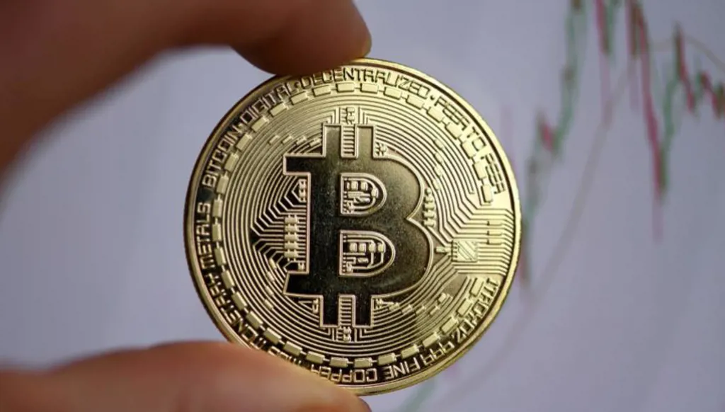 البيتكوين تتخطى عتبة المئة ألف دولار للمرة الأولى في تاريخها