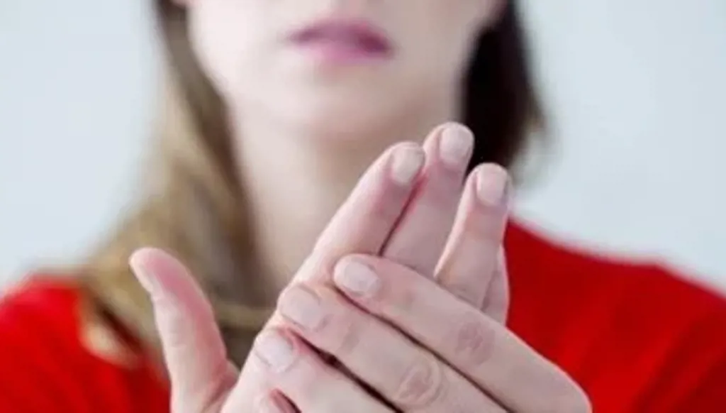 لماذا تتورّم اليدان بعد الإصابة بسرطان الثدي؟