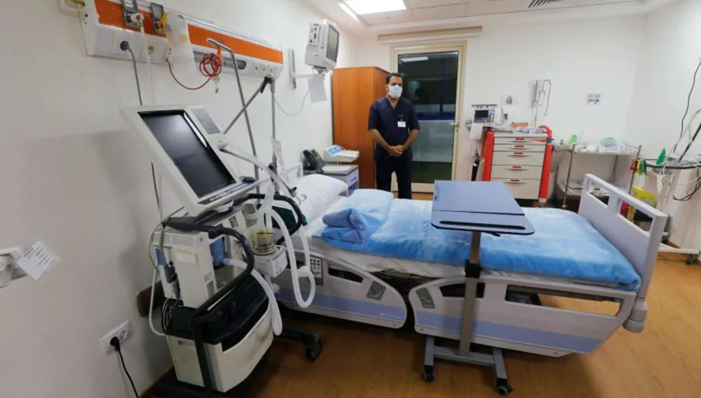 بالفيديو- طبيب يرقص بمولود يثير غضب المصريين