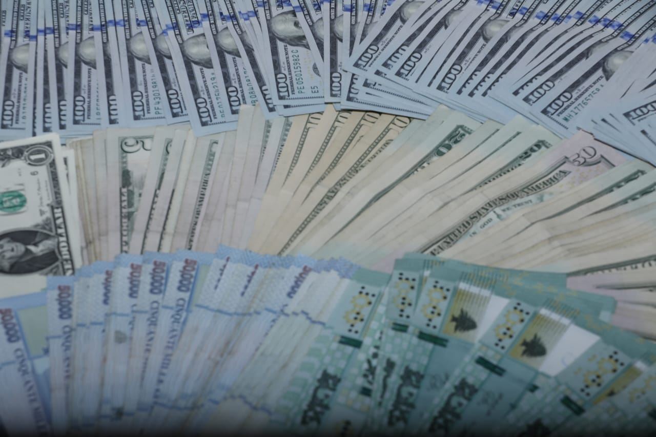 الدولار يواصل ارتفاعه ويتجاوز الـ34 ألف ليرة في السوق السوداء