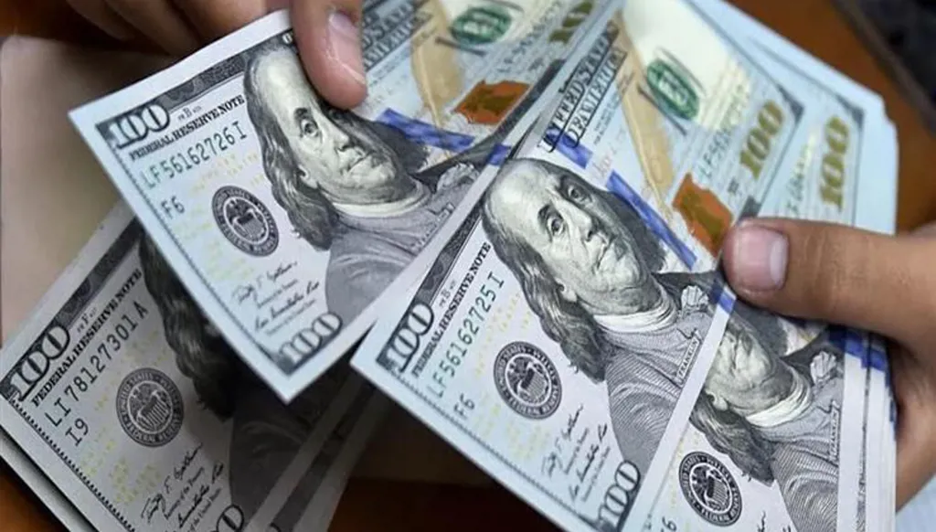 الدولار يُسجّل أدنى مستوياته منذ بداية العام... ما السبب؟