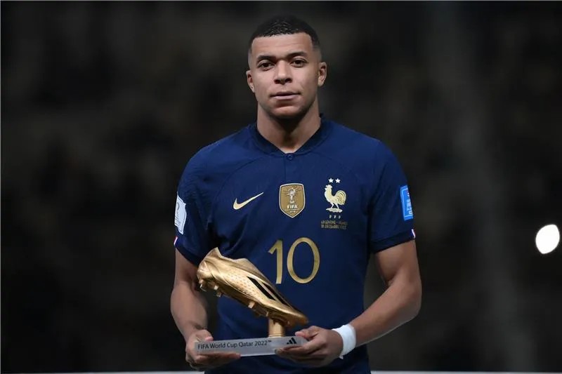 مبابي مع جائزة الهداف في كأس العالم 2022.