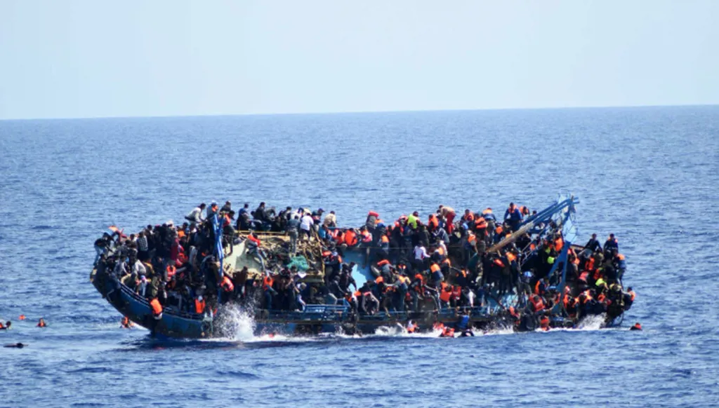 ثلاثة مصريين قتلى و18 مفقودين إثر غرق مركب قبالة اليونان