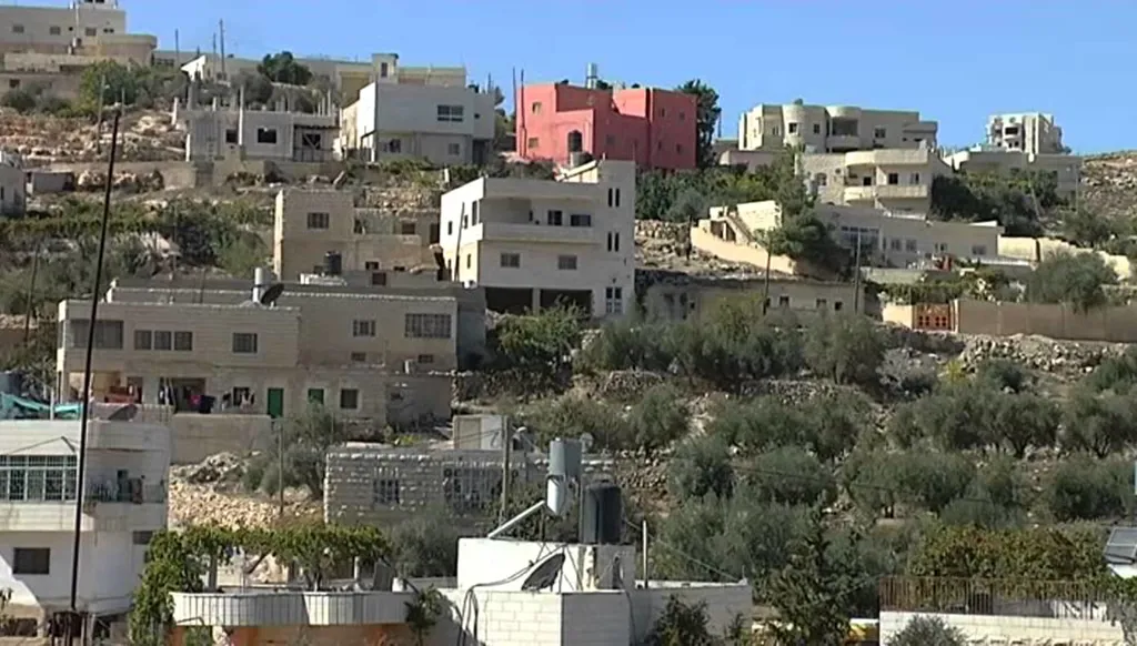 بالفيديو - جندي إسرائيلي ومدنيان يضربون فلسطينياً... والجيش يحقق