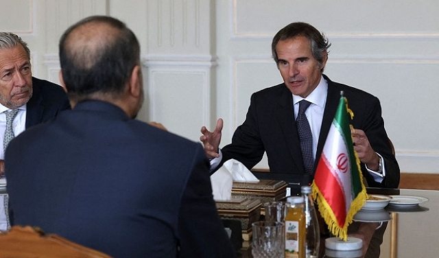 غروسي خلال زيارة سابقة إلى إيران (وكالات)