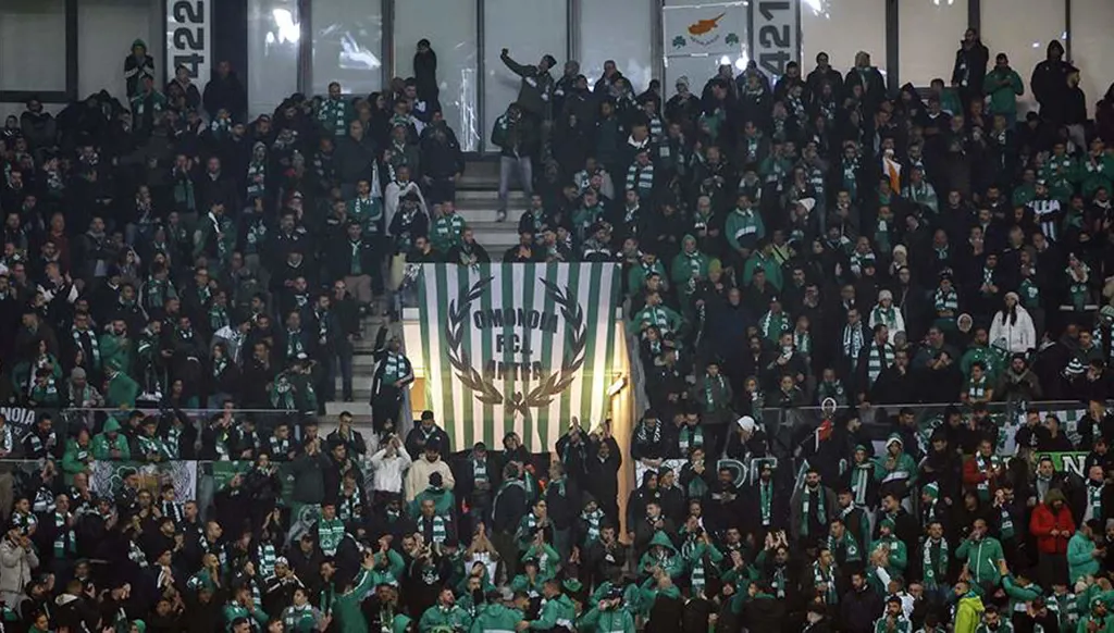 أول فوز لأومونيا القبرصي يرافقه جدل واسع… المشجعون يرفعون رموز الحرب في المدرجات