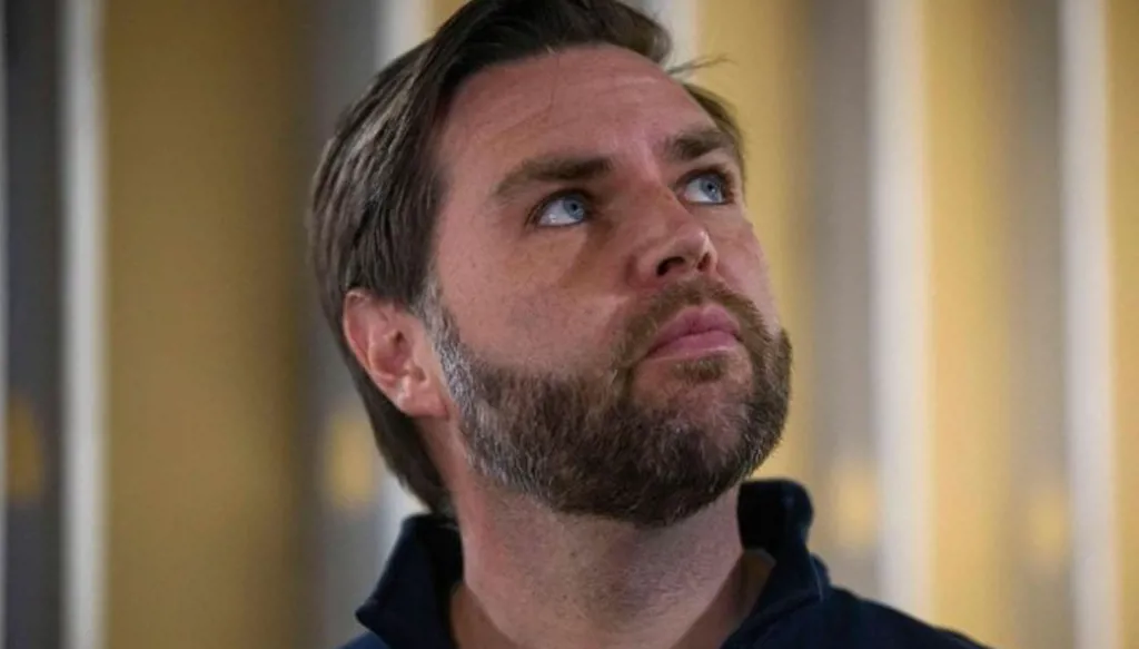 خلال عرض عسكري… شظايا قذيفة تصيب فريق حماية نائب الرئيس الأميركي