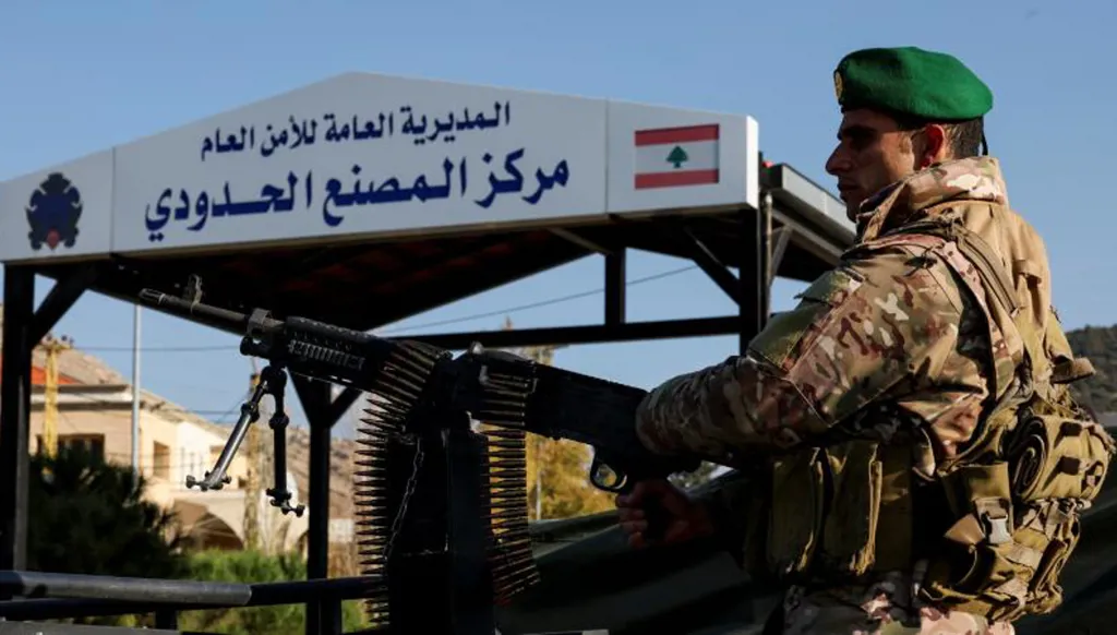 لبنان يسلم سوريا نحو 70 ضابطاً وجندياً من نظام الأسد (فيديو)