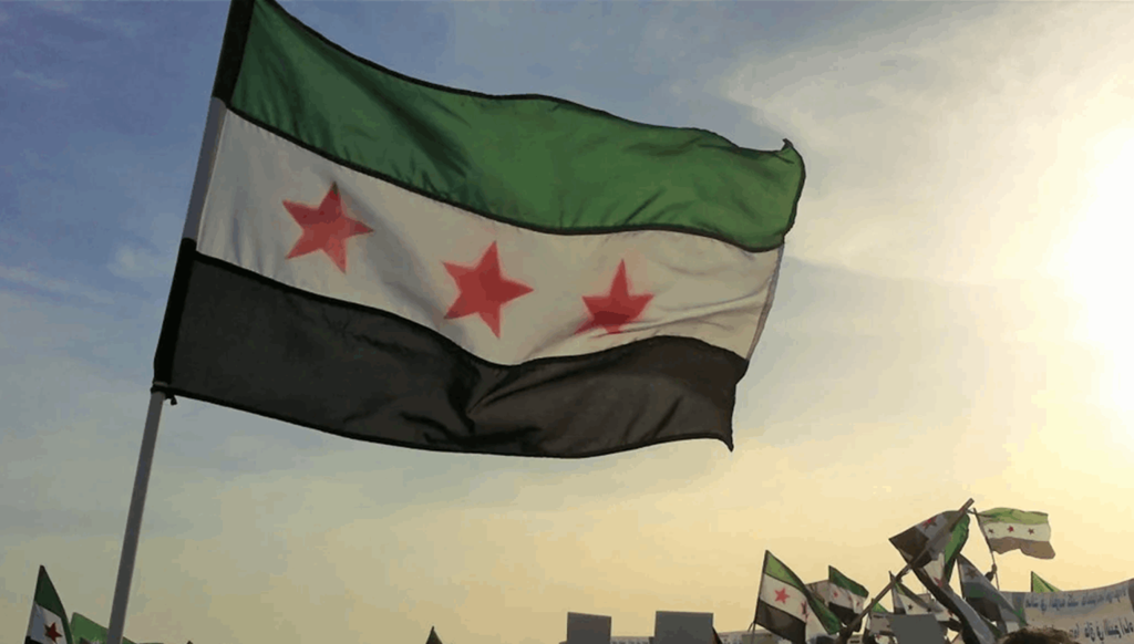 بالفيديو-علم سوريا الجديد على الطائرات