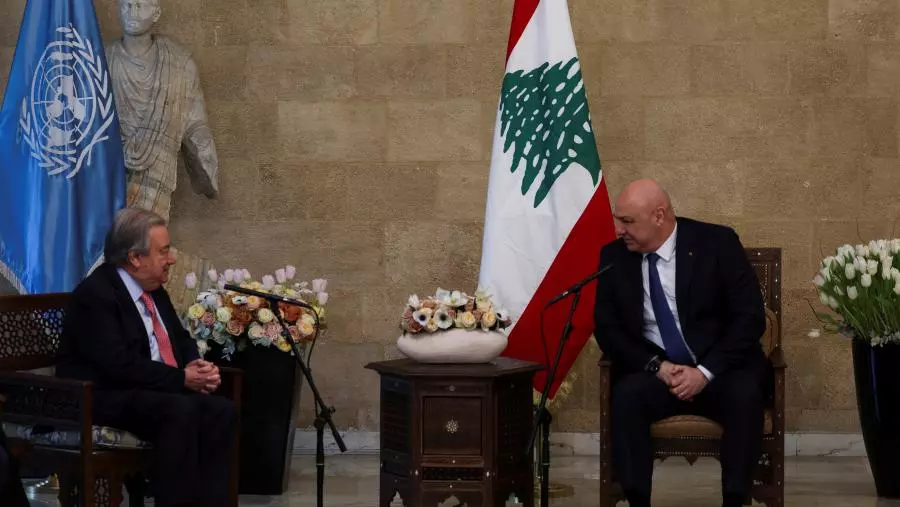 الرئيس اللبناني جوزيف عون خلال اجتماعه مع الأمين العام للأمم المتحدة أنطونيو غوتيريش في القصر الجمهوري (رويترز)