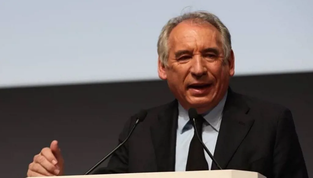 رئيس الوزراء الفرنسي: ترامب أحدث تسونامي برسومه الجمركية