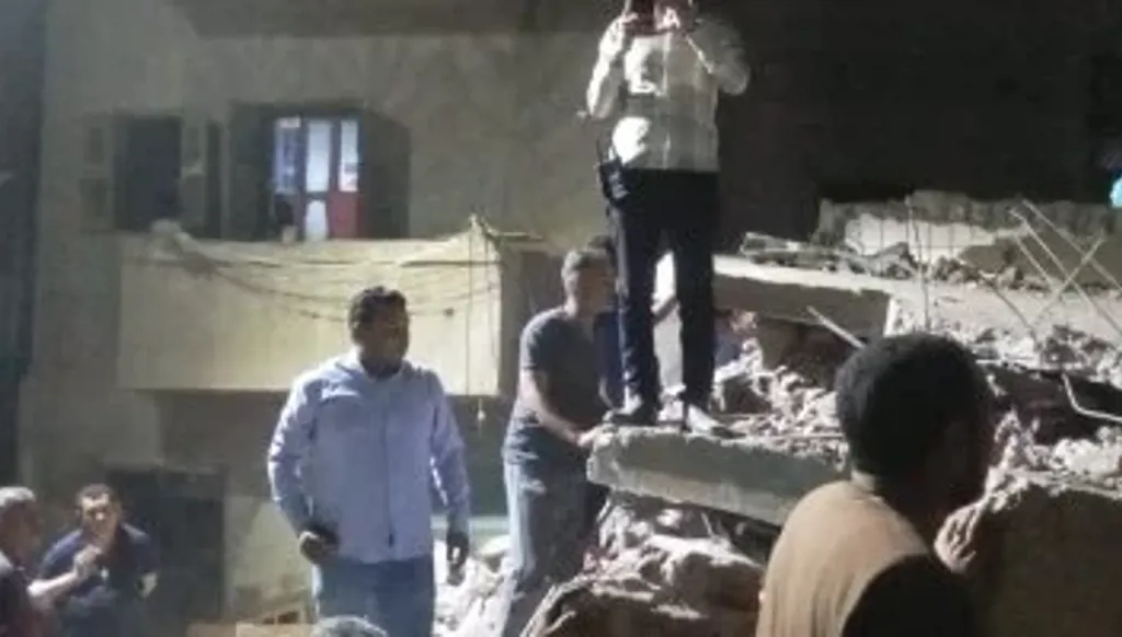 مقتل طفلة وانتشال 7 أشخاص على قيد الحياة جراء انهيار مبنى سكني
